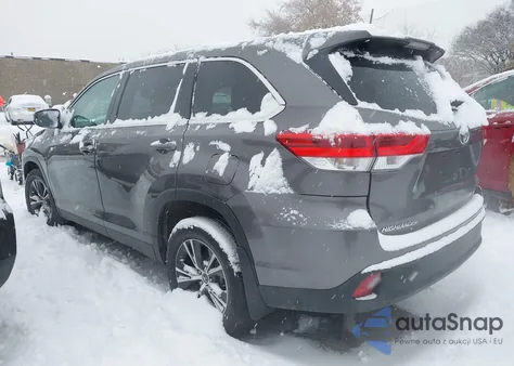 2019 Toyota Highlander Le Plus z USA, uszkodzony, nr VIN 5TDBZRFH7KS932731